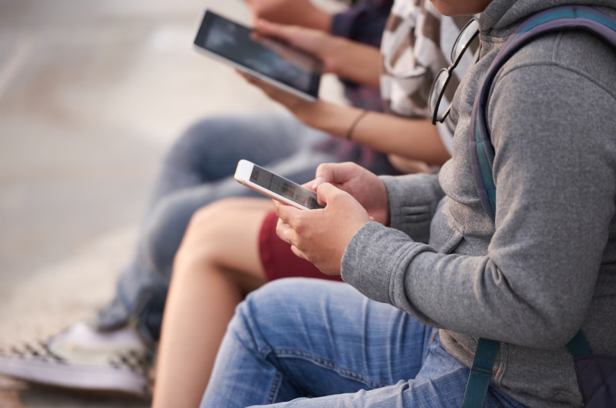 16.10.2025 Рекомендации Роспотребнадзора по работе с гаджетами для школьников ко Всемирному дню зрения