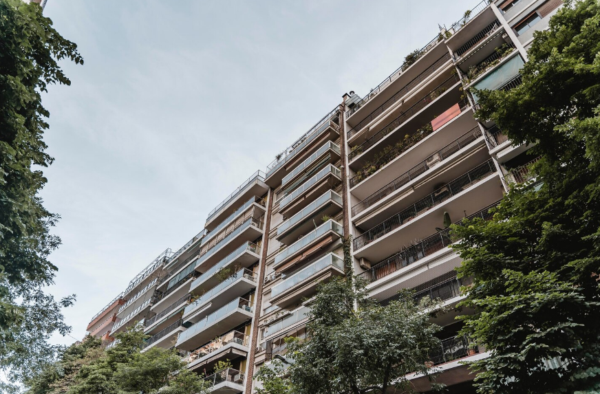 Кому жаловаться, если в подъезде не убирают