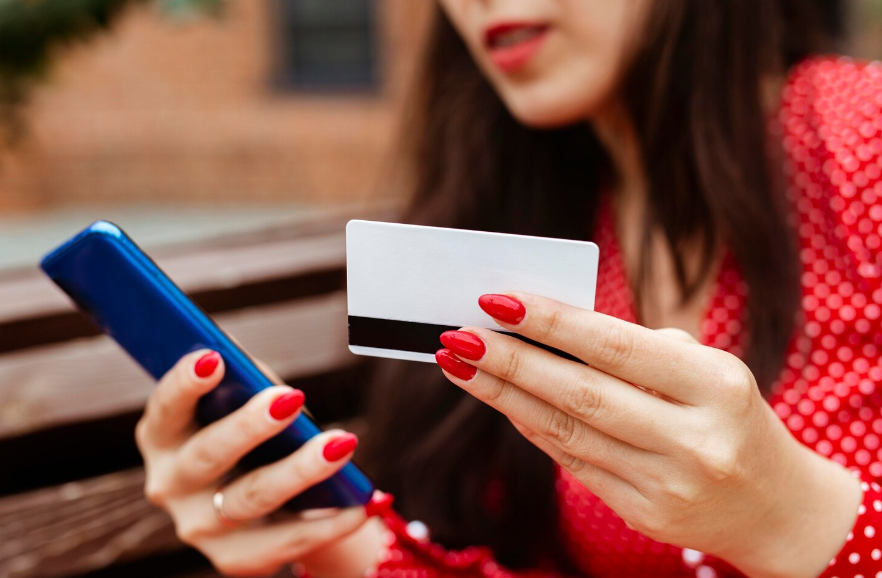 Переводы с карты на карту теперь под особым контролем. Что можно делать, а что нельзя по новым правилам