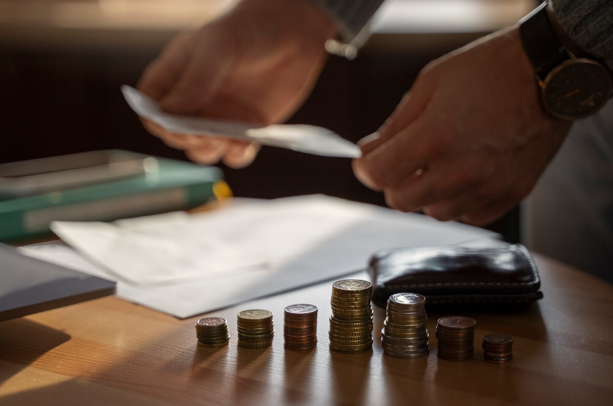 Отмена бумажных акцизов, пересчет коммунальных услуг и маркировка шампуней. Какие законы вступают в силу в июле